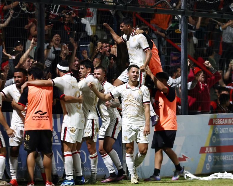 Douglas puso de rodillas a Olimpo y acaricia las semifinales de la Reválida