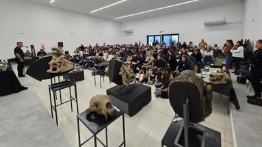El Centro Universitario Municipal de Ramallo fue escenario de una actividad cultural y educativa con la presentación del libro “Therión: La guía de las bestias”, obra del paleoartista Miguel Ángel Lugo. El Centro Universitario Municipal de Ramallo fue escenario de una actividad cultural y educativa con la presentación del libro “Therión: La guía de las bestias”, obra del paleoartista Miguel Ángel Lugo.