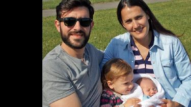 Lucas y Ana, junto a Emma y Joaquín en el lugar en el que viven. (ANA RUIZ MORENO)