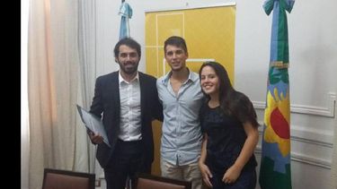El funcionario provincial, Albi Czernikowski junto a algunos referentes de la Dirección de Juventud municipal.  (DIRECCION DE JUVENTUD)