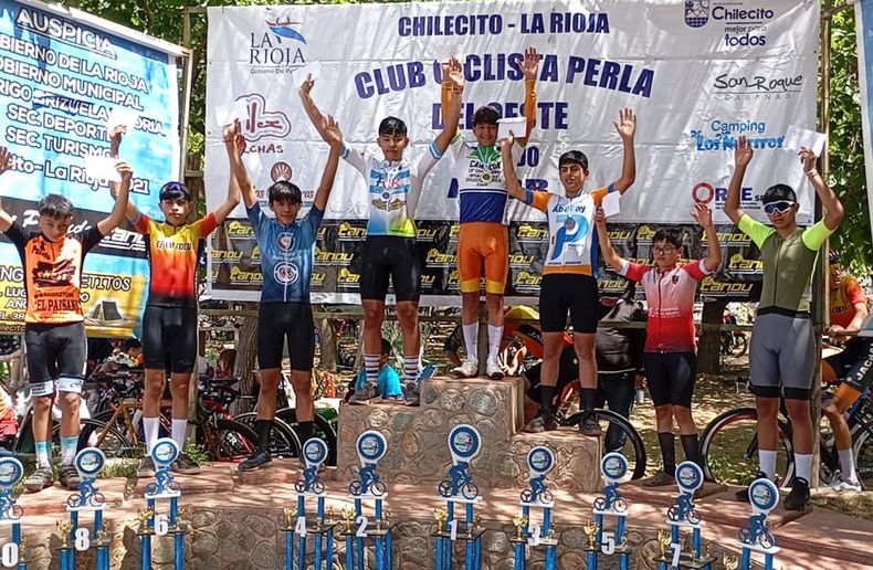 Campeón en la categoría 2011: Juliano Almeida en el primer escalón del podio en Chilecito. Campeón en la categoría 2011: Juliano Almeida en el primer escalón del podio en Chilecito.