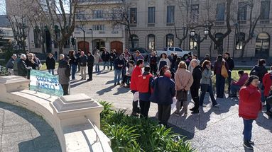 La Plaza Merced fue el escenario donde familiares, profesionales y referentes de instituciones que trabajan con personas con discapacidad, hicieron visible la crítica situación que atraviesan.