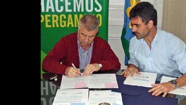 Omar Pacini y Ricardo Ruggeri firmaron los comodatos por los predios. (LA OPINION)
