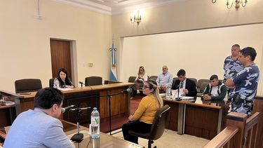 A Pablo Nicolás Nahuel Mazzei lo condenaron a cuatro años de prisión ya que sólo quedó acreditada su participación en uno de los dos asaltos a transeúntes ocurridos en el verano del año pasado en el barrio Villa Progreso en horas de la madrugada que sufrieron jóvenes de nuestra ciudad. A Pablo Nicolás Nahuel Mazzei lo condenaron a cuatro años de prisión ya que sólo quedó acreditada su participación en uno de los dos asaltos a transeúntes ocurridos en el verano del año pasado en el barrio Villa Progreso en horas de la madrugada que sufrieron jóvenes de nuestra ciudad.