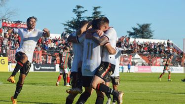 Los jugadores del “Rojinegro” festejan el gol de Castellano que les dio el triunfo en el “Miguel Morales”. Los jugadores del “Rojinegro” festejan el gol de Castellano que les dio el triunfo en el “Miguel Morales”.