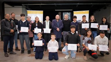 Los beneficiarios de las Becas Deportivas 2025 junto a autoridades en el Centro Cultural Bellas Artes.
