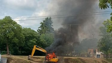 La retroexcavadora se incendió por un presunto desperfecto electromecánico. La retroexcavadora se incendió por un presunto desperfecto electromecánico.