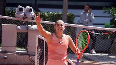 Julia Riera celebra su segundo triunfo en la qualy imitando el festejo de Julián “Araña” Alvarez. Julia Riera celebra su segundo triunfo en la qualy imitando el festejo de Julián “Araña” Alvarez.