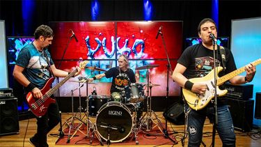 La banda local Rula Rusa, integrada por Pacho Vázquez en bajo y coros, Tothi Sánchez en batería y Mario Sleiverman en guitarra y voz. La banda local Rula Rusa, integrada por Pacho Vázquez en bajo y coros, Tothi Sánchez en batería y Mario Sleiverman en guitarra y voz.