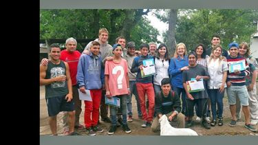 Los chicos que asisten a Cabaña Joven recibieron su diploma por haber participado del taller de cocina. (GOBIERNO DE PERGAMINO)
