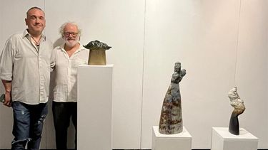 El curador Daniel Oberti de la muestra Cien Tormentas junto al escultor Guillermo Mañé. El curador Daniel Oberti de la muestra Cien Tormentas junto al escultor Guillermo Mañé.