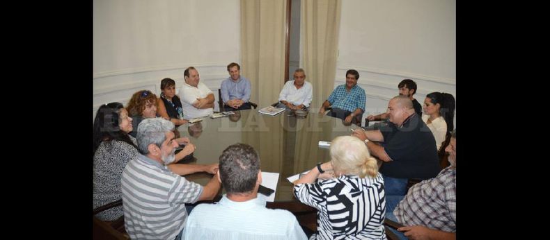 Una vez más los representantes gremiales se reunieron en el Municipio y rechazaron la propuesta entregada por el Ejecutivo. (LA OPINION)