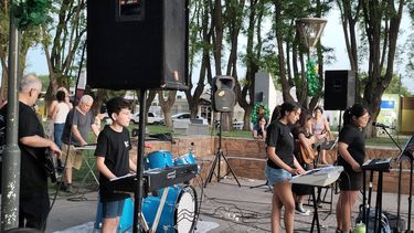 “La Vanguardia” debutó en la plaza de Pérez Millán y coronó el cierre de los talleres municipales. “La Vanguardia” debutó en la plaza de Pérez Millán y coronó el cierre de los talleres municipales.