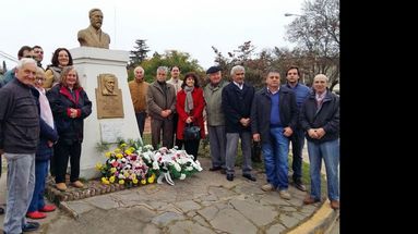 Los cooperativistas, agrupados ayer en torno al busto de Juan B. Justo. (LA OPINION)