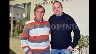 Mario Batalla acompaña al periodista y escritor Alejandro Gorenstein durante su actividad en nuestra ciudad. (LA OPINION)