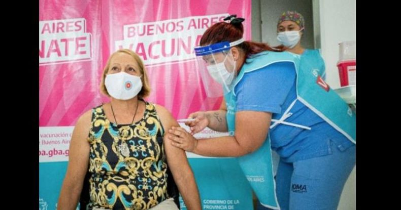 Desde el Gobierno aseguraron este martes que en julio comenzará la aplicación de dosis contra el coronavirus a grupos que no son de riesgo.
