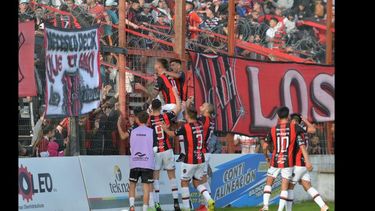 Douglas Haig irá esta tarde por un nuevo festejo junto a sus hinchas para afianzarse en la cima de la tabla. Douglas Haig irá esta tarde por un nuevo festejo junto a sus hinchas para afianzarse en la cima de la tabla.