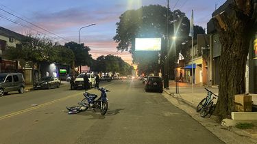 La motocicleta y la bicicleta quedaron sobre la avenida tras el siniestro que dejó a cuatro mujeres lesionadas. La motocicleta y la bicicleta quedaron sobre la avenida tras el siniestro que dejó a cuatro mujeres lesionadas.