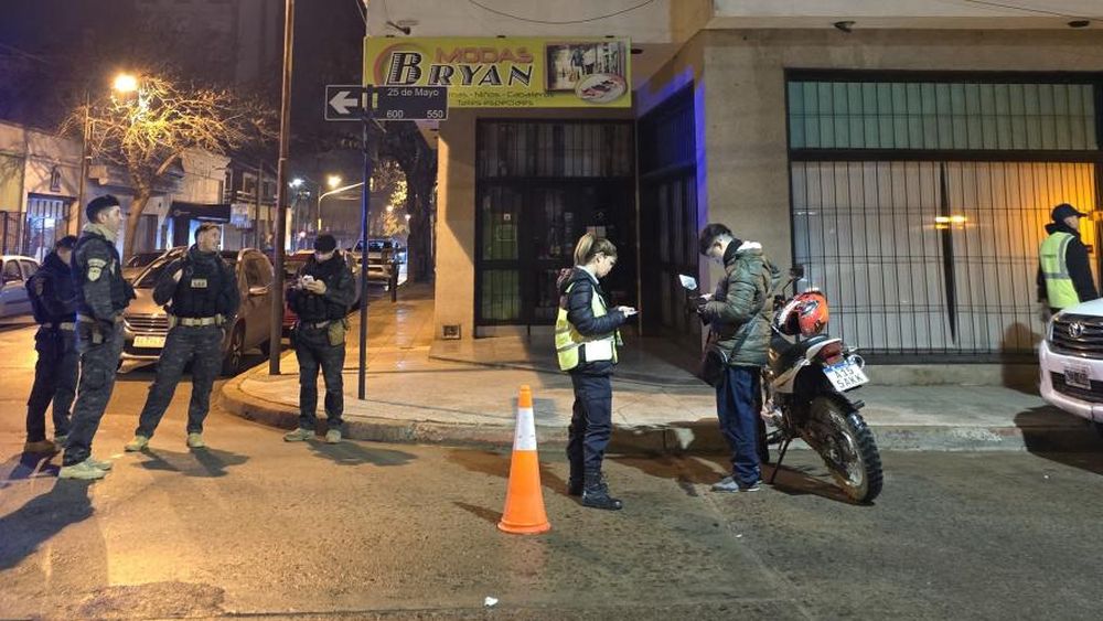 La Dirección de Tránsito y Control Urbano de la Municipalidad de Salto llevó adelante una serie de operativos preventivos y de control en diferentes puntos de la ciudad durante la noche del viernes y la madrugada del sábado, los cuales arrojaron como resultado el secuestro de tres motocicletas y un automóvil por diversas faltas a la normativa vial vigente. La Dirección de Tránsito y Control Urbano de la Municipalidad de Salto llevó adelante una serie de operativos preventivos y de control en diferentes puntos de la ciudad durante la noche del viernes y la madrugada del sábado, los cuales arrojaron como resultado el secuestro de tres motocicletas y un automóvil por diversas faltas a la normativa vial vigente.