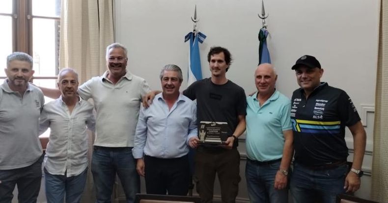El piloto pergaminense Alfonso Domenech, quien el pasado domingo se coronó campeón de la Clase 3 del Turismo Nacional en la competencia disputada en Trelew, recibió un emotivo homenaje en su ciudad natal