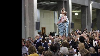 Numerosos fieles saludaron a la Virgen del Rosario de San Nicolás durante su ingreso en el templo. (OBISPADO DE SAN NICOLAS)