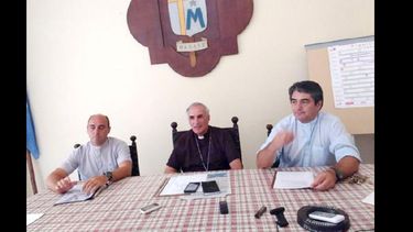 Hugo Santiago, flanqueado por el presbítero Adrián Vidano y el párroco de la catedral, Adrián Gallegani.(OBISPADO SAN NICOLAS)
