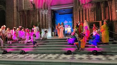 La tradición del pesebre tiene sus raíces en San Francisco de Asís, quien en la Navidad de 1223 organizó en una cueva de Italia el primer nacimiento viviente.