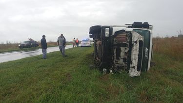 El camión volcó en medio de una lluvia intensa. El camión volcó en medio de una lluvia intensa.