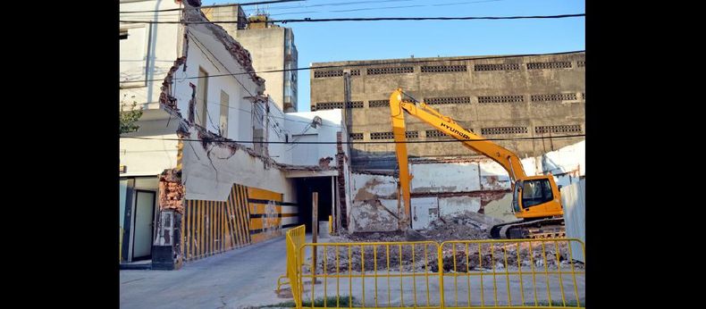 Las máquinas y los operarios demolieron prácticamente todo el departamento del primer piso que había sido afectado. (LA OPINION)