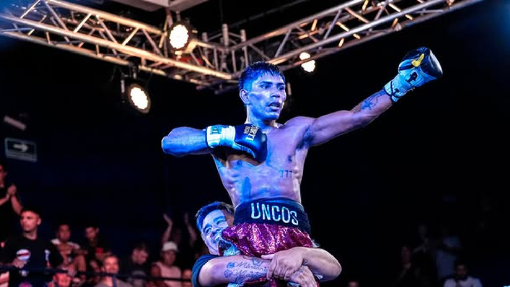 El boxeo de Ramallo vive una noche histórica. Juan Cruz “El Diablo” Uncos se consagró nuevo campeón Fedelatin de la categoría supergallo tras vencer por puntos en fallo unánime al campeón argentino, el santafesino Rubén “Chapu” Cantero, en una pelea intensa, vibrante y cargada de emociones de principio a fin. El boxeo de Ramallo vive una noche histórica. Juan Cruz “El Diablo” Uncos se consagró nuevo campeón Fedelatin de la categoría supergallo tras vencer por puntos en fallo unánime al campeón argentino, el santafesino Rubén “Chapu” Cantero, en una pelea intensa, vibrante y cargada de emociones de principio a fin.