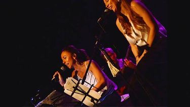 Este sábado vuelven a presentarse Marcela Sánchez y Luciana Lucero con el espectáculo Zamba y Arrabal. Este sábado vuelven a presentarse Marcela Sánchez y Luciana Lucero con el espectáculo Zamba y Arrabal.