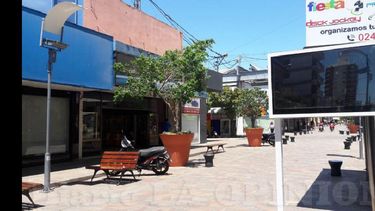 Ayer estaban terminando de instalar las nuevas pantallas en la zona de la Peatonal y el cuidado será responsabilidad de todos. (LA OPINION)