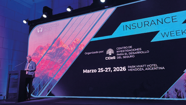El Superintendente de Seguros de la Nación, Guillermo Plate, encabezó la apertura oficial junto a Alejandro Simón, Presidente del CIDeS y Hebe Casado, Vicegobernadora de Mendoza, y destacó la relevancia de estos espacios para el fortalecimiento del sector. El Superintendente de Seguros de la Nación, Guillermo Plate, encabezó la apertura oficial junto a Alejandro Simón, Presidente del CIDeS y Hebe Casado, Vicegobernadora de Mendoza, y destacó la relevancia de estos espacios para el fortalecimiento del sector.