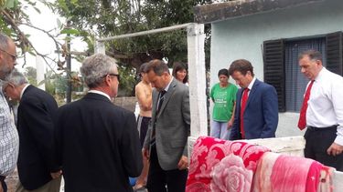 Los jueces del Tribunal Oral Criminal, junto al defensor y el fiscal en la casa de Alejandra Roberto durante la reconstrucción del homicidio de su hija, ocurrido en 2016.