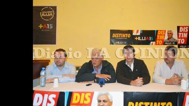 Illia y Pérez flaqueados por López y Terrile, participaron de la inauguración de la sede en avenida Colón al 400. (LA OPINION)