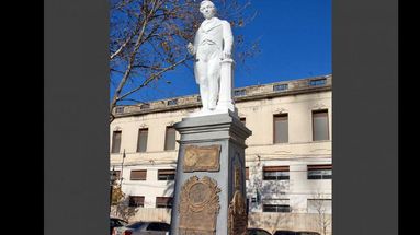 La escultura de Mariano Moreno se erige en la Plaza Merced. (ARCHIVO LA OPINION)