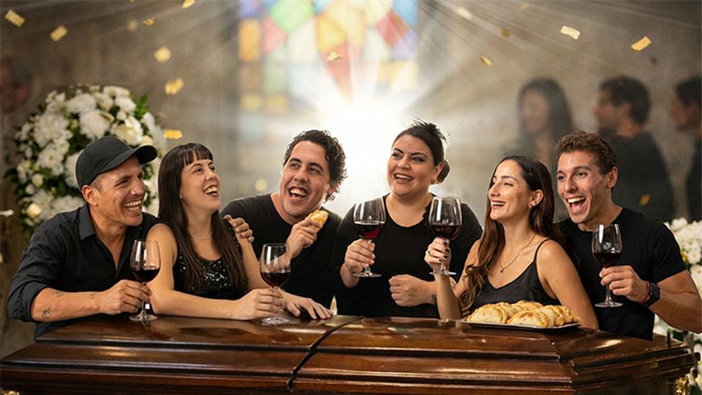 El público forma parte activa de Falso velorio, la propuesta teatral de humor negro creada por Maury Pitrelli. El público forma parte activa de Falso velorio, la propuesta teatral de humor negro creada por Maury Pitrelli.