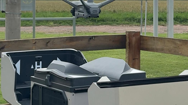 Durante las horas diurnas, el drone cumple funciones de monitoreo agronómico y en las nocturnas patrulla el campo.