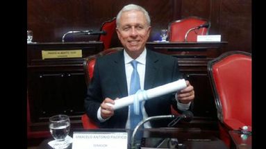 Marcelo Pacífico ostenta su diploma en la Legislatura bonaerense. (CAMBIEMOS)
