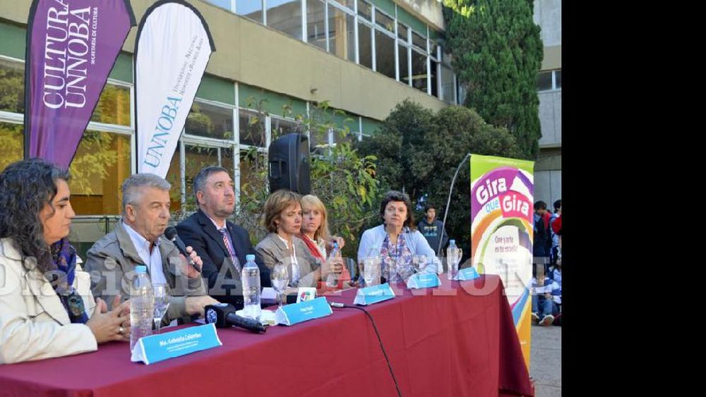 Gabriela Colombo, Omar Pacini, Guillermo Tamarit, Marcela López, Laura Benito y Adriana Pelourson. (LA OPINION)