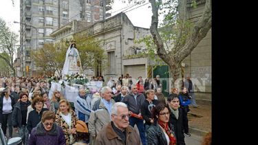 Los devotos acompañaron a la Patrona desde la Parroquia San Vicente, por Florida hasta llegar al templo principal, en cuyo interior se ofició la celebración de la Eucaristía. (LA OPINION)