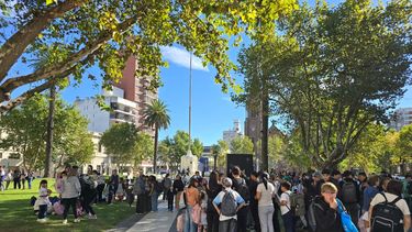 Ante la amenaza de bomba en la Secundaria 19, el viernes a la tarde evacuaron el edificio educativo que comparten con la Primaria 2 en Florida 425 y los docentes y alumnos de ambos niveles educativos se dirigieron a la Plaza Merced. Ante la amenaza de bomba en la Secundaria 19, el viernes a la tarde evacuaron el edificio educativo que comparten con la Primaria 2 en Florida 425 y los docentes y alumnos de ambos niveles educativos se dirigieron a la Plaza Merced.