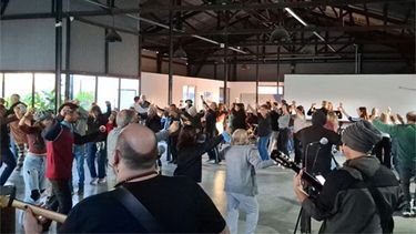 Familias, bailarines y amantes del folklore compartieron una tarde de encuentro y tradición en una nueva edición de los Bailecitos Domingueros. Familias, bailarines y amantes del folklore compartieron una tarde de encuentro y tradición en una nueva edición de los Bailecitos Domingueros.