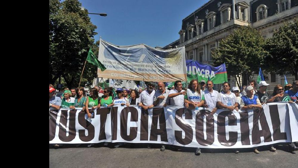 El paro de ATE incluyó una movilización en La Plata. (DIB)