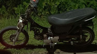 La investigación continúa su curso para esclarecer las circunstancias en que el rodado fue sustraído y determinar eventuales responsabilidades de personas mayores de edad que pudieran haber participado en el hecho original. La investigación continúa su curso para esclarecer las circunstancias en que el rodado fue sustraído y determinar eventuales responsabilidades de personas mayores de edad que pudieran haber participado en el hecho original.