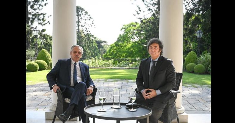 Presidencia difundió la imagen oficial de la reunión, en la que los ve a ambos sentados en una de las galerías que dan al exterior de la quinta presidencial.