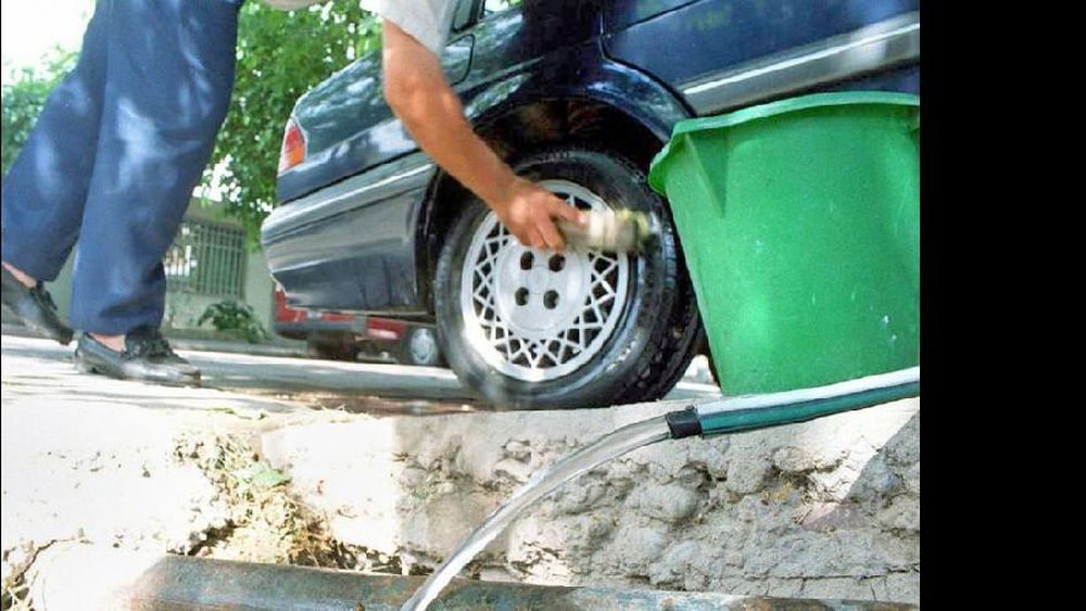 La ciudadanía no toma conciencia y sigue derrochando agua.  (LA OPINION)