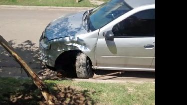 Un automóvil impactó contra un árbol, frente a una vivienda. (SILVINA GUIDA)