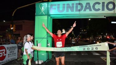 Daniel Penta cruza la meta tras dominar desde la largada la 14° edición de Pergamino Corre.