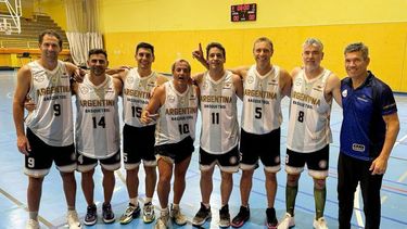 Los siete jugadores pergaminenses de Top Ten Argentina junto al entrenador arrecifeño José García. Los siete jugadores pergaminenses de Top Ten Argentina junto al entrenador arrecifeño José García.